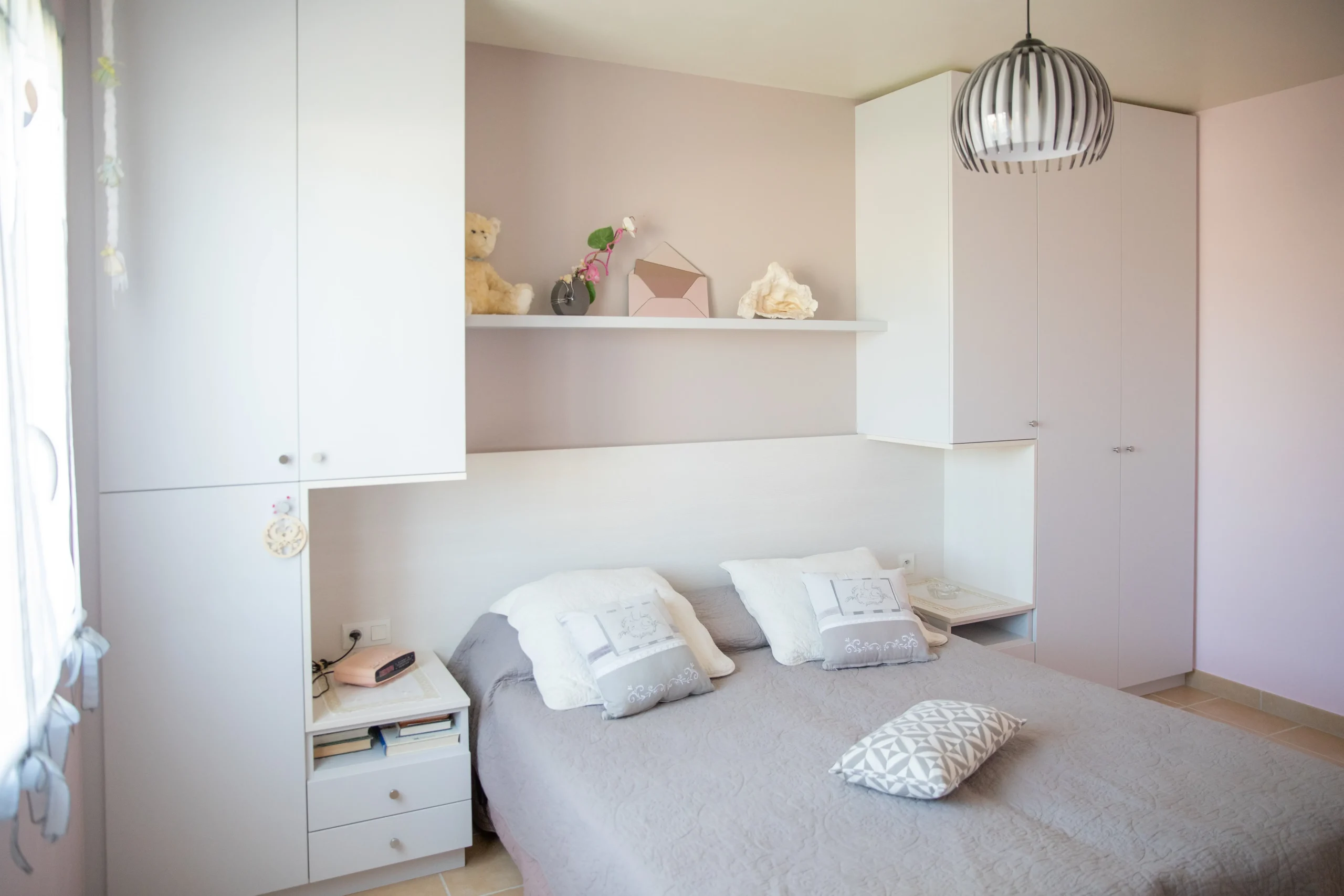 1 Chambre lit pont Atelier 1053 1 scaled - AMÉNAGEMENT DE CHAMBRE COCOONING AVEC PLACARDS ET ÉTAGÈRES SUR MESURE