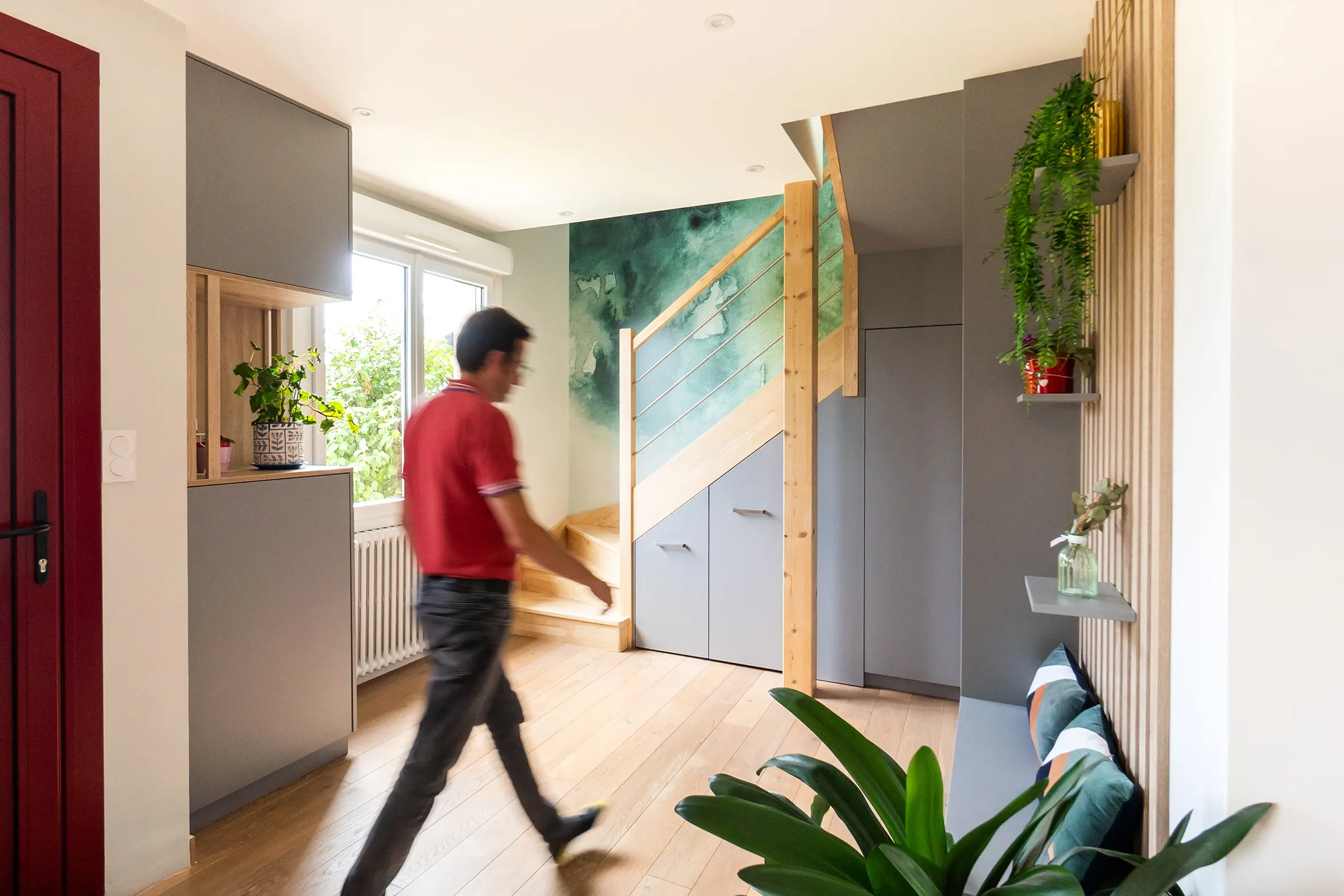 Meuble d'entrée sous escalier bois et gris avec rangements 100% optimisés et banquette sur mesure