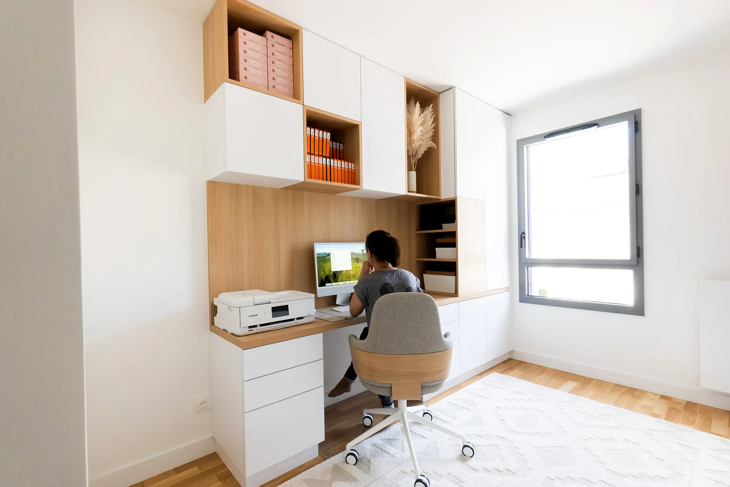 Espace de travail fonctionnel et esthétique bureau sur mesure bois et blanc