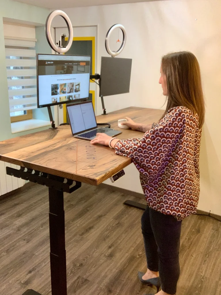 Bureau d'entrepreneur relevable au design épuré en noyer avec gravures