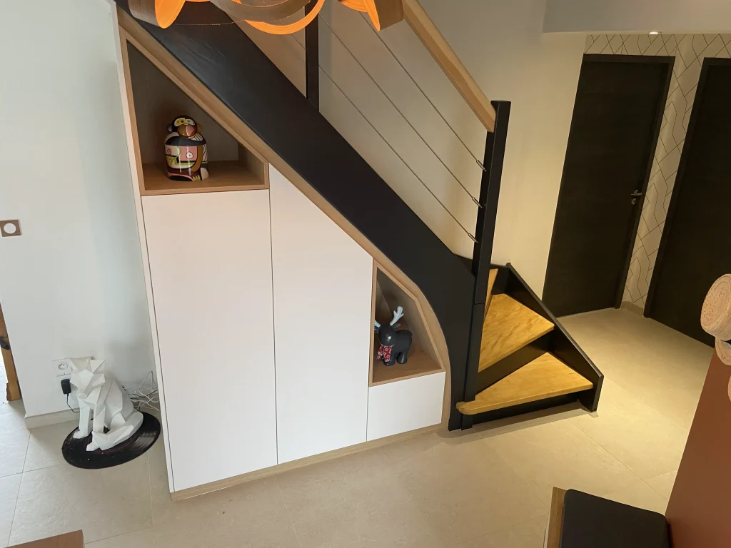 Rangement sous escalier moderne et fonctionnel optimisation d'espace sur mesure