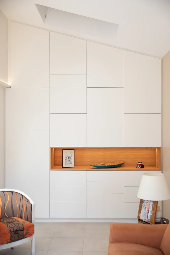 Meuble de rangement sur mesure sous rampant, blanc avec niche ouverte bois rétroéclairée