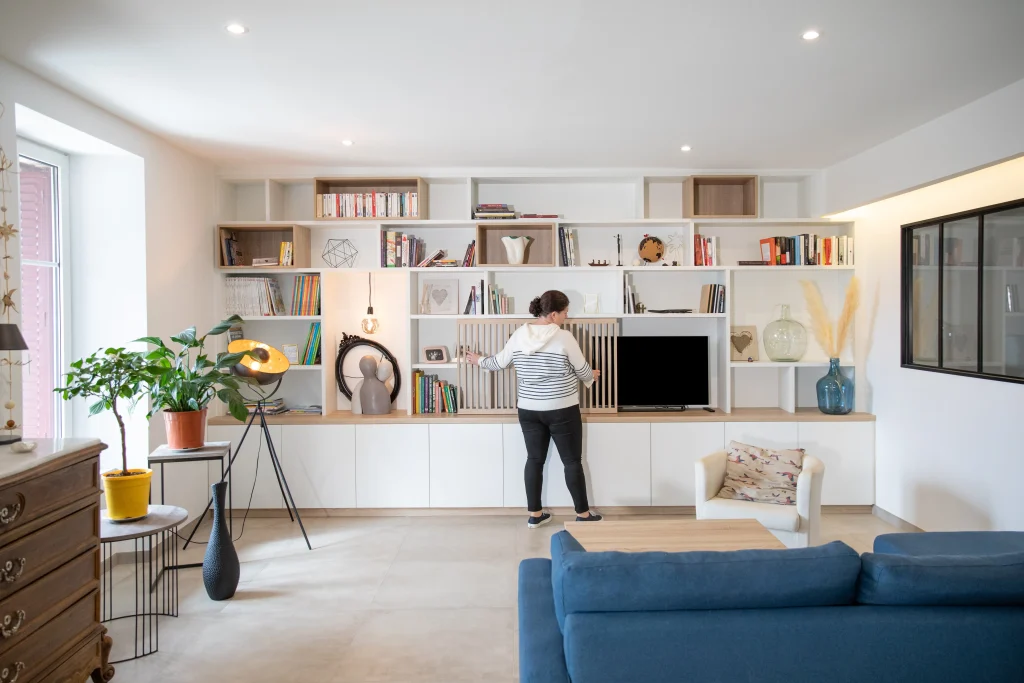 Meuble tv sur mesure blanc et bois clair avec claustra devant tv