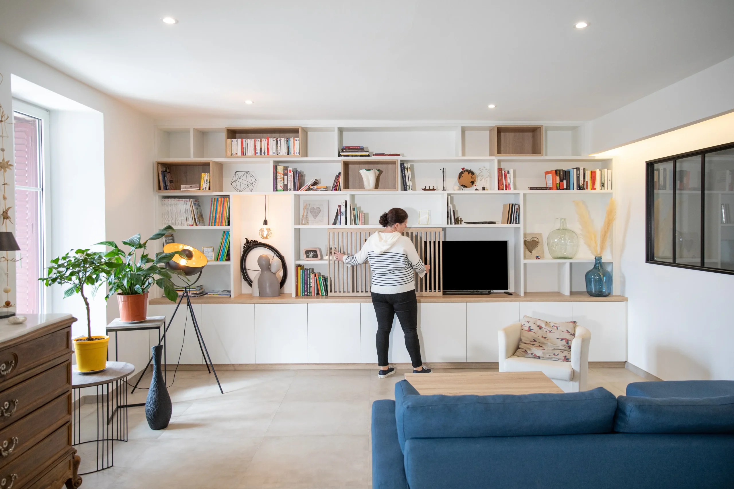 Meuble tv sur mesure blanc et bois clair avec claustra devant tv