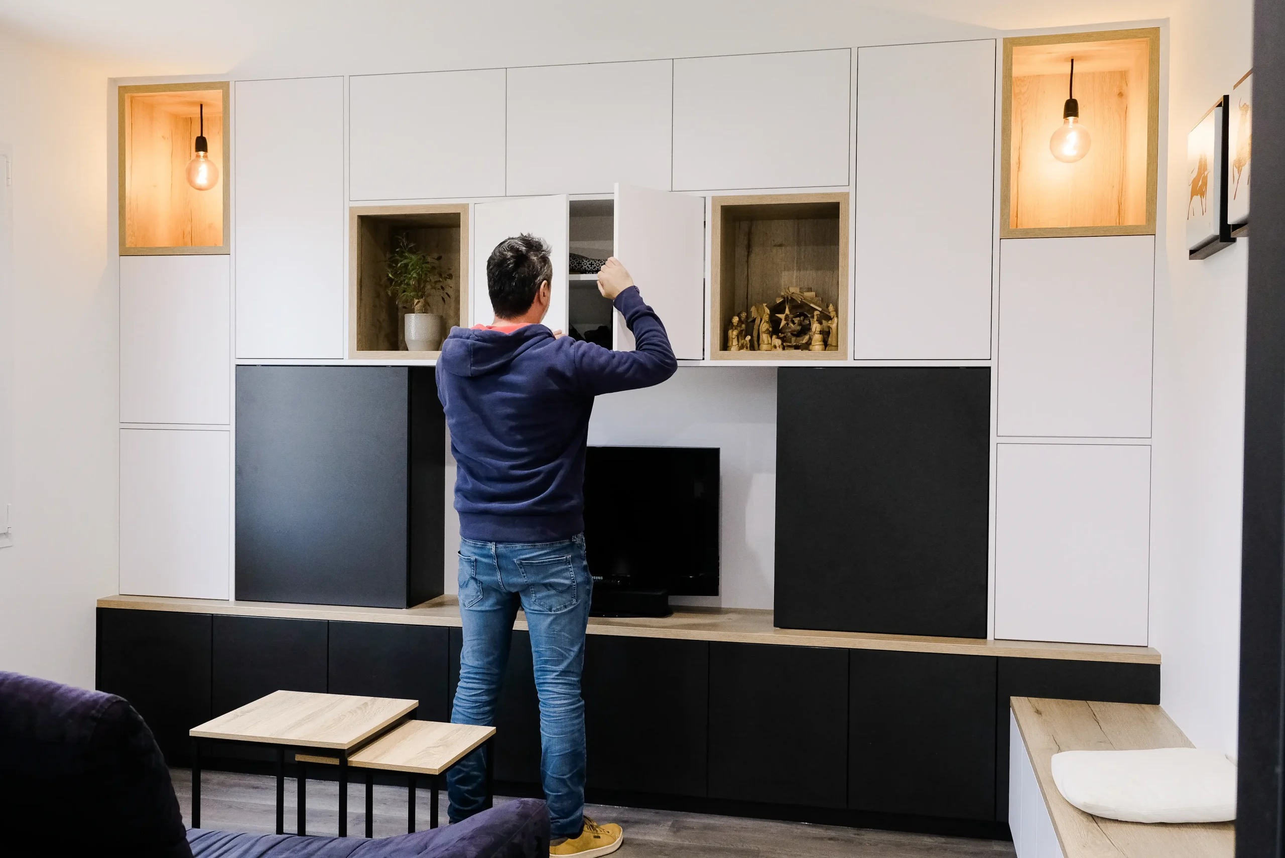 Meuble tv et banquette pour salon noir blanc et bois clair