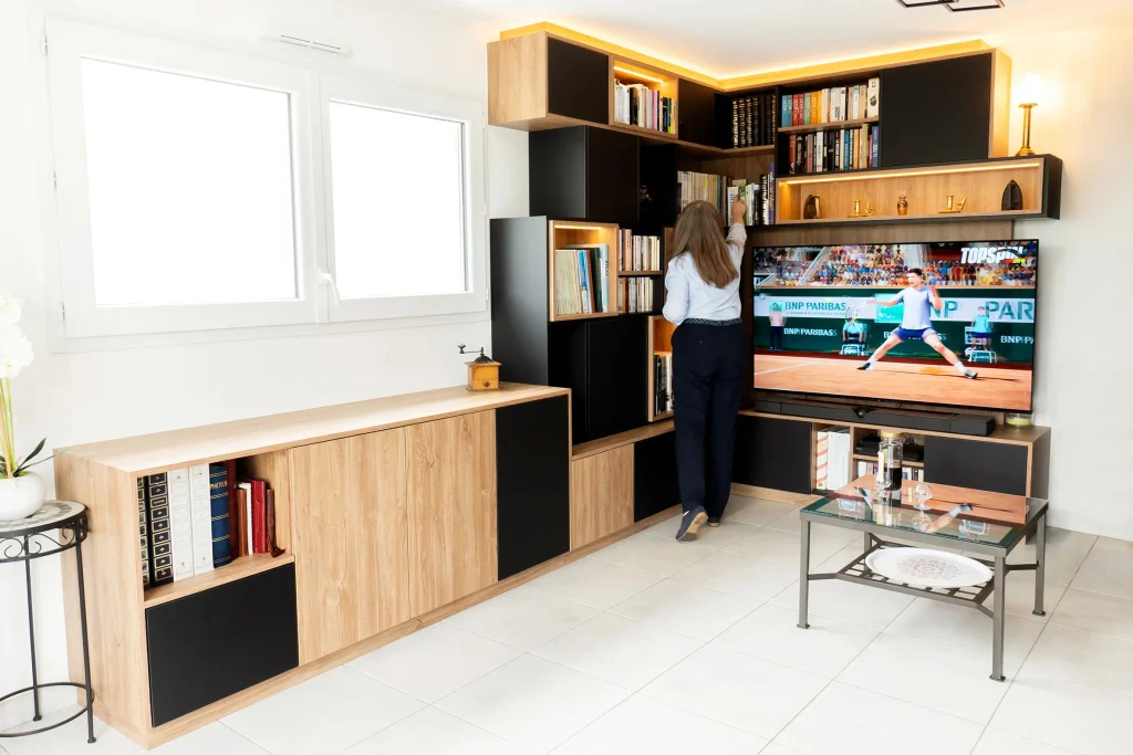 Meuble tv & bibliothèque bois clair et noir mat pour un salon élégant & moderne