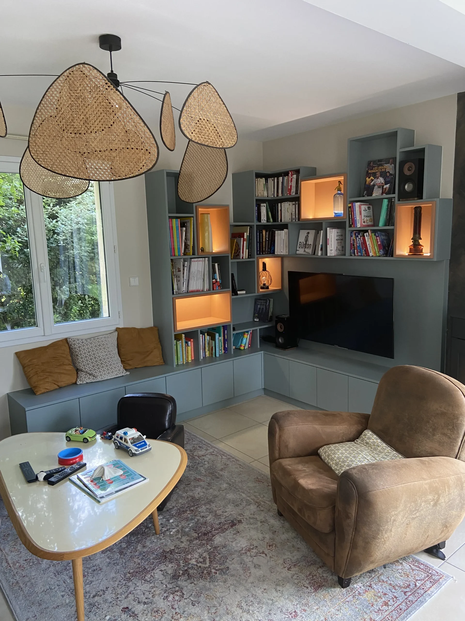 Agencement de salon sur mesure d'angle meuble tv et bibliothèque avec éclairage intégré