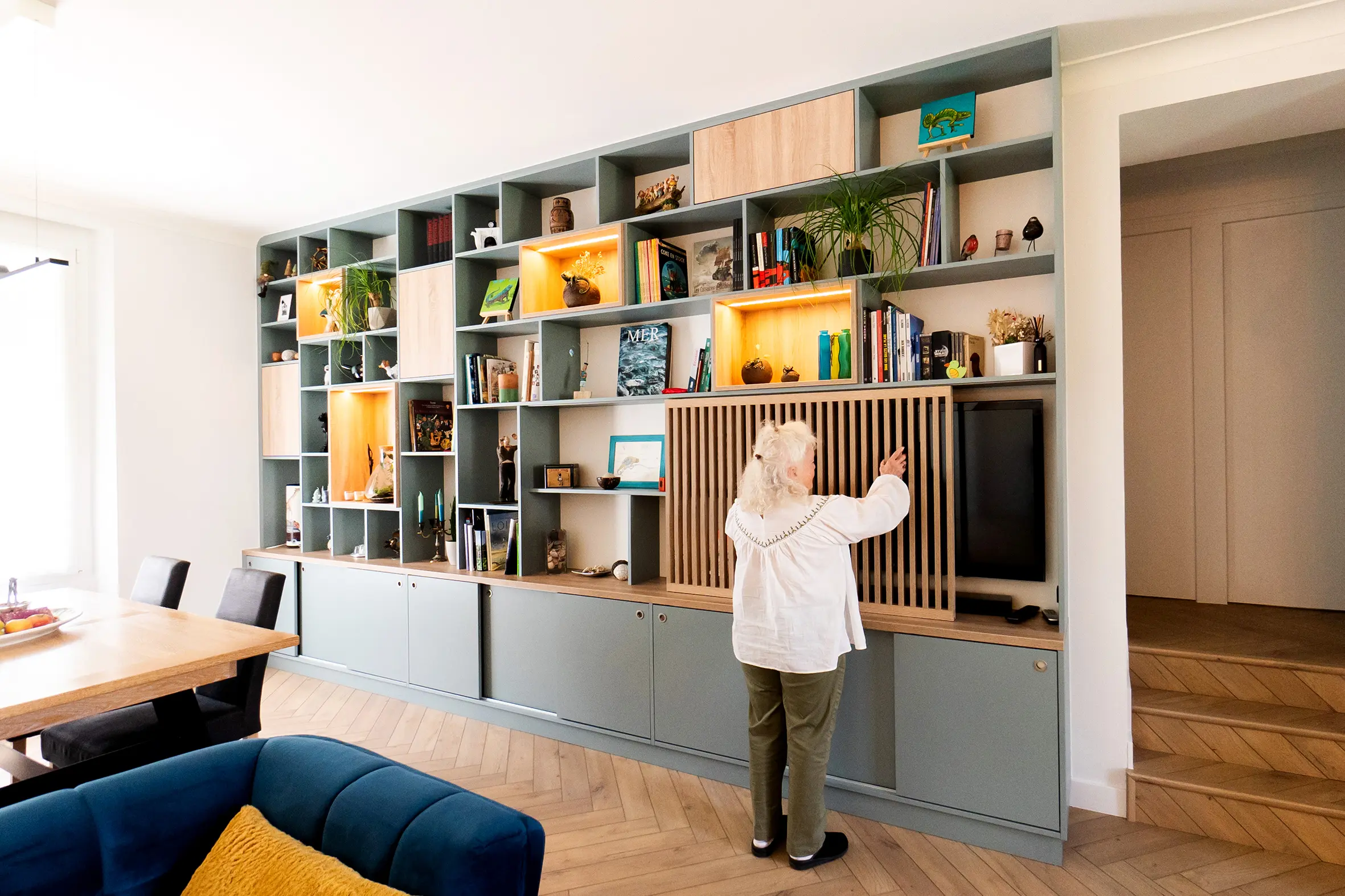 Bibliothèque et meuble tv sur mesure en bois clair et vert fjord