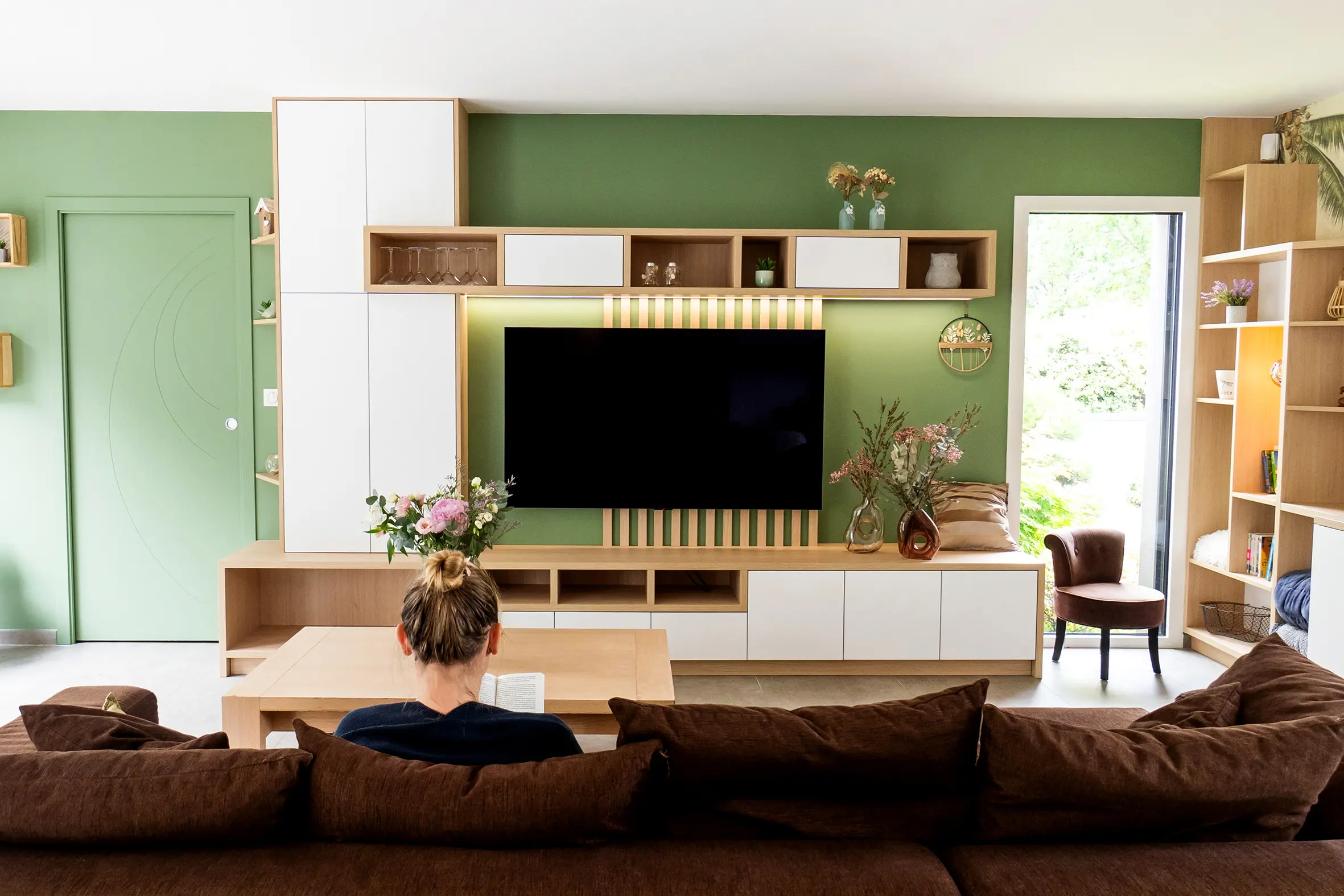 Meuble tv moderne en bois clair et blanc sur fond vert