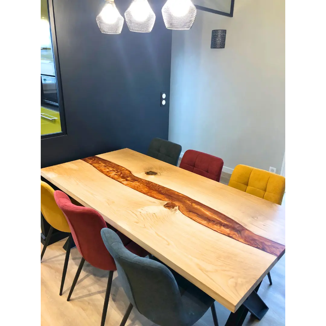 Table à manger en bois massif avec résine époxy orange