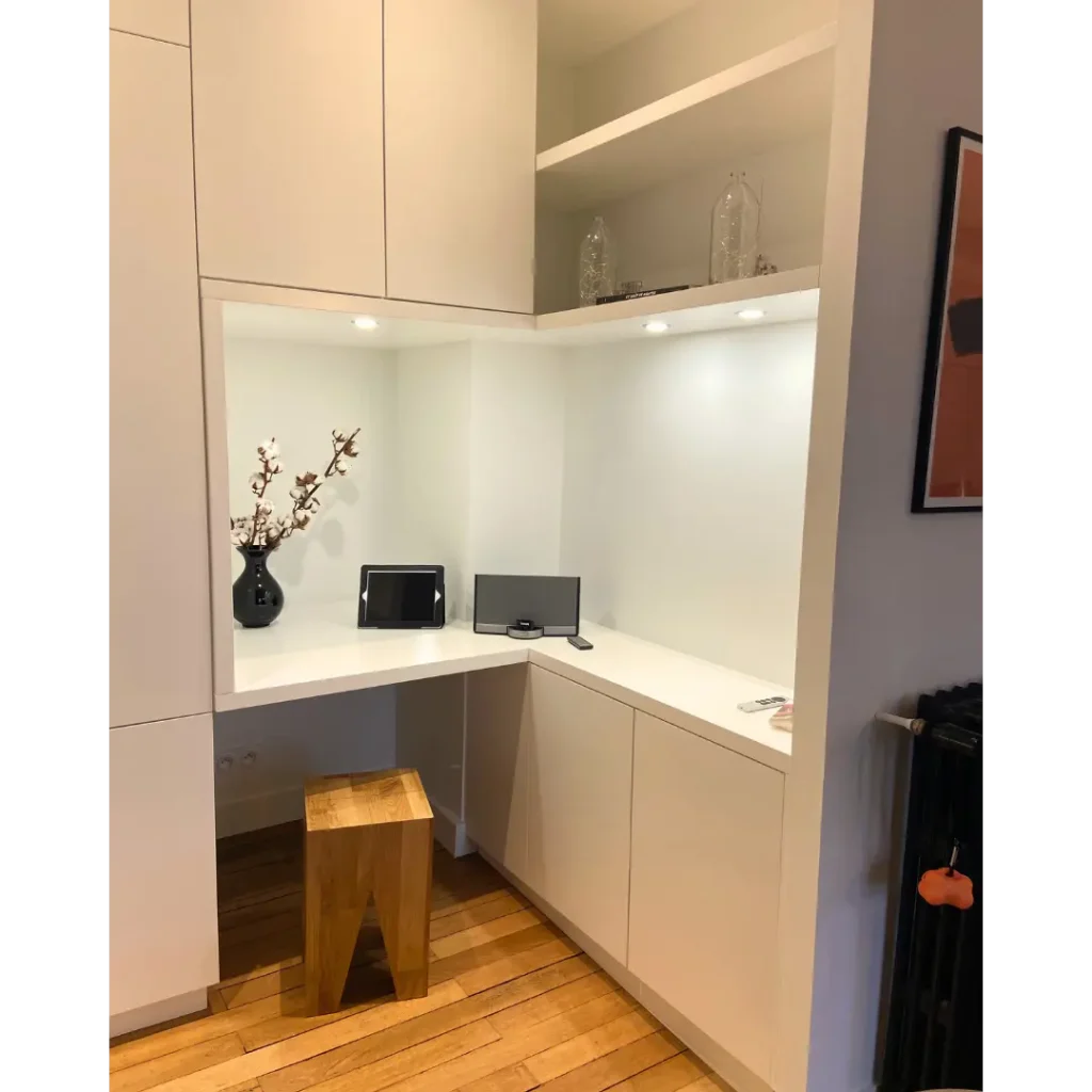 bureau design blanc sur mesure avec rangements