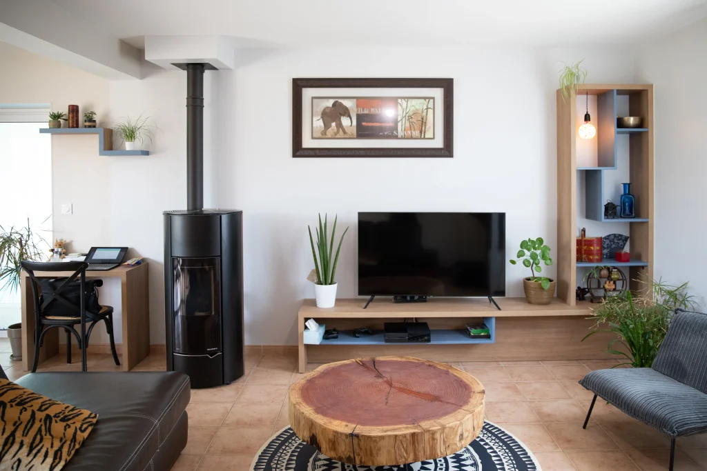 meuble tv bois avec étagères bleues