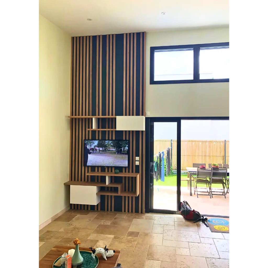 meuble tv suspendu bois et blanc avec claustra mural