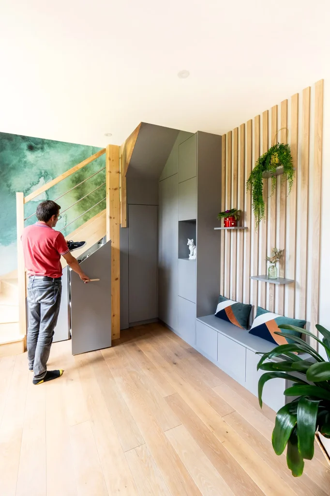 meuble sous escalier gris et bois