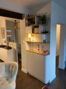 Meubles de séjour minimalistes avec étagères ouvertes et placards bas blanc mat et bois