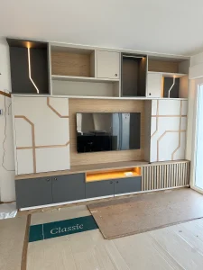 Meuble TV sur-mesure au dessin géométrique affirmé