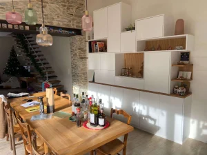 Table sur-mesure avec plateau chêne vernis mat sur piètement en verre