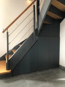 Placard sous escalier sur-mesure gris graphite avec rangement intégré