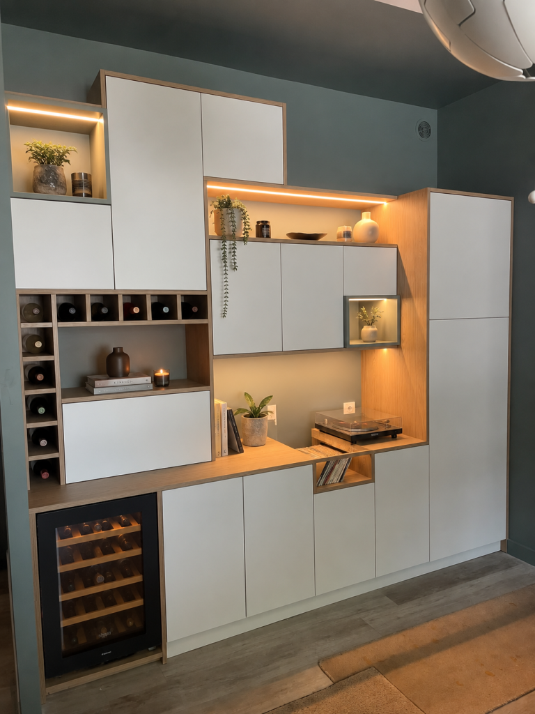 Meuble bibliothèque salon sur-mesure rétroéclairé avec casier à bouteilles