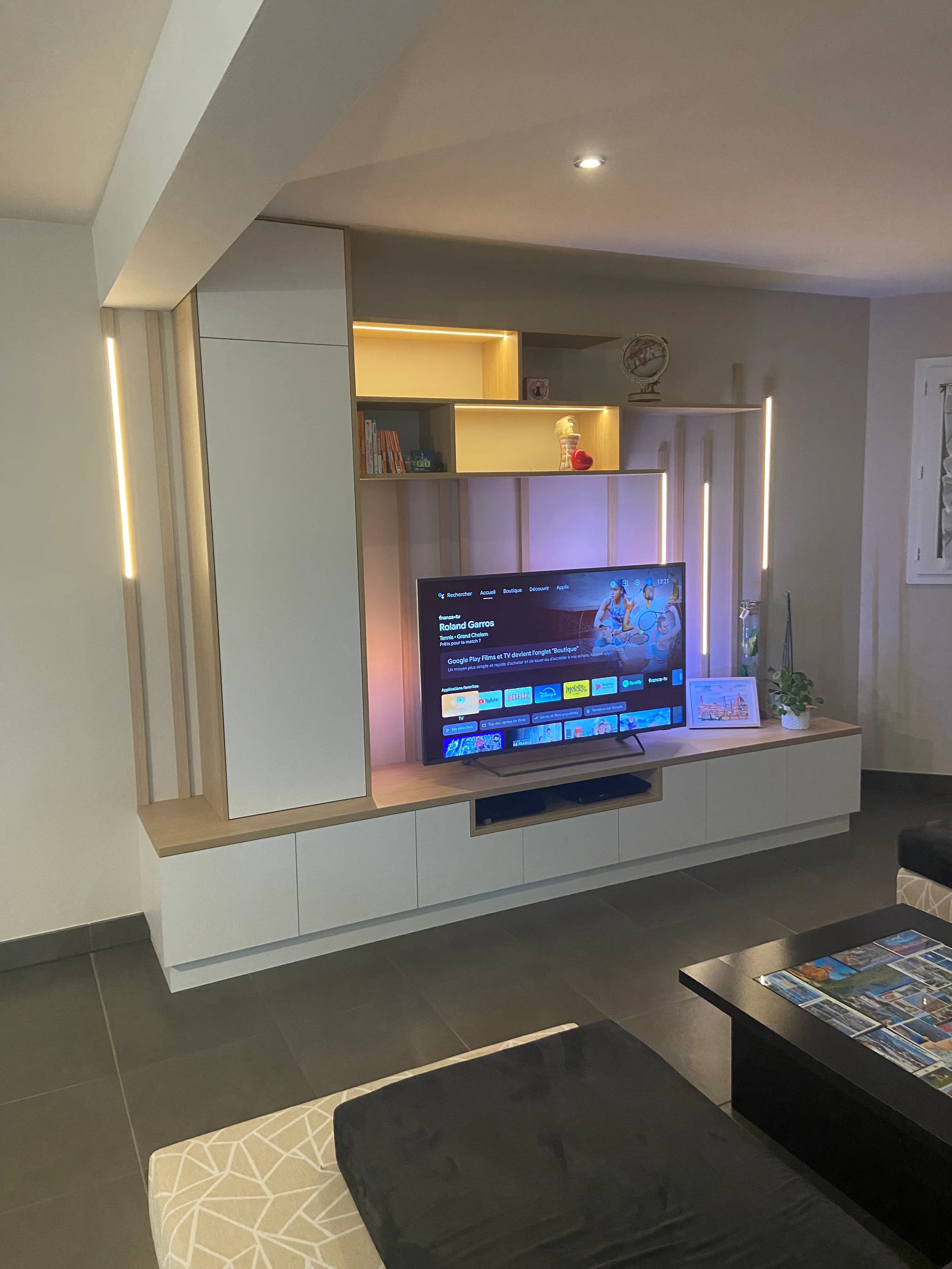Meuble TV mural sur-mesure avec panneau décoratif et lames verticales éclairées