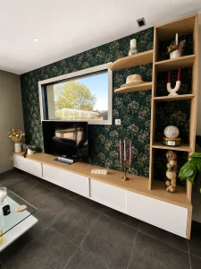 Aménagement mural salon sur-mesure : meuble TV et colonne étagères blanc et chêne naturel