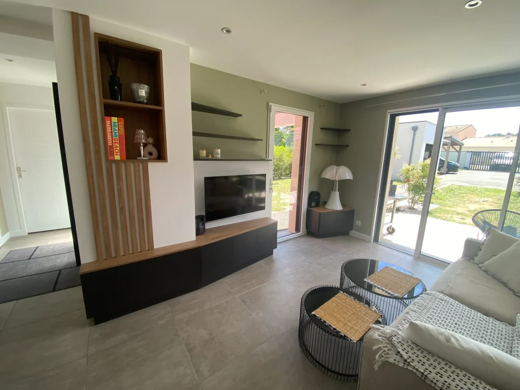 Meuble TV sur-mesure en 2 partie avec pans coupés