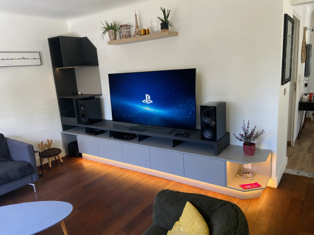 Meuble Hi-FI sur mesure anthracite et gris clair avec lumière rasante au sol