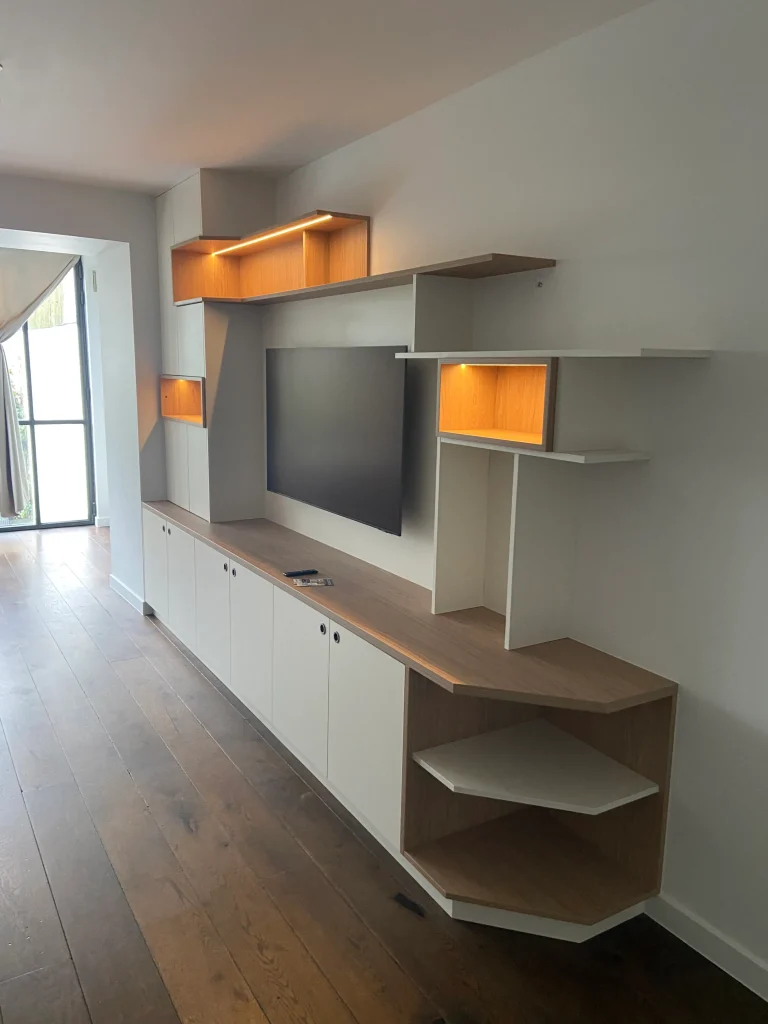 grand meuble tv avec rangements fermés et niches ouvertes