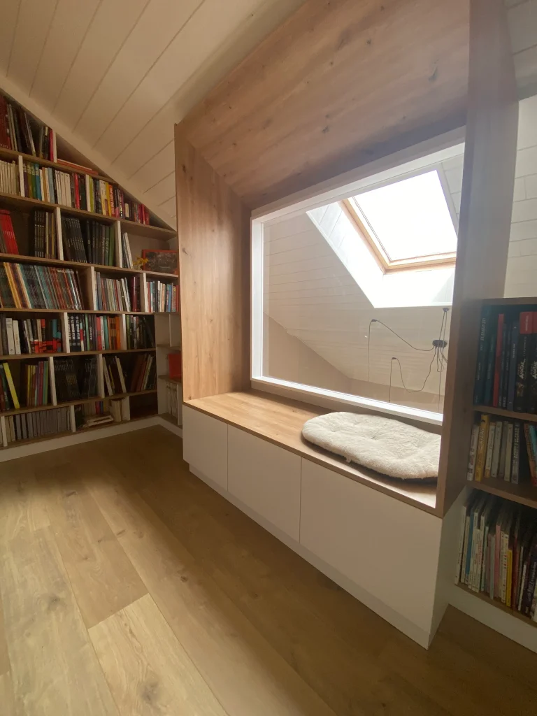 bibliothèque sous rampant avec banquette