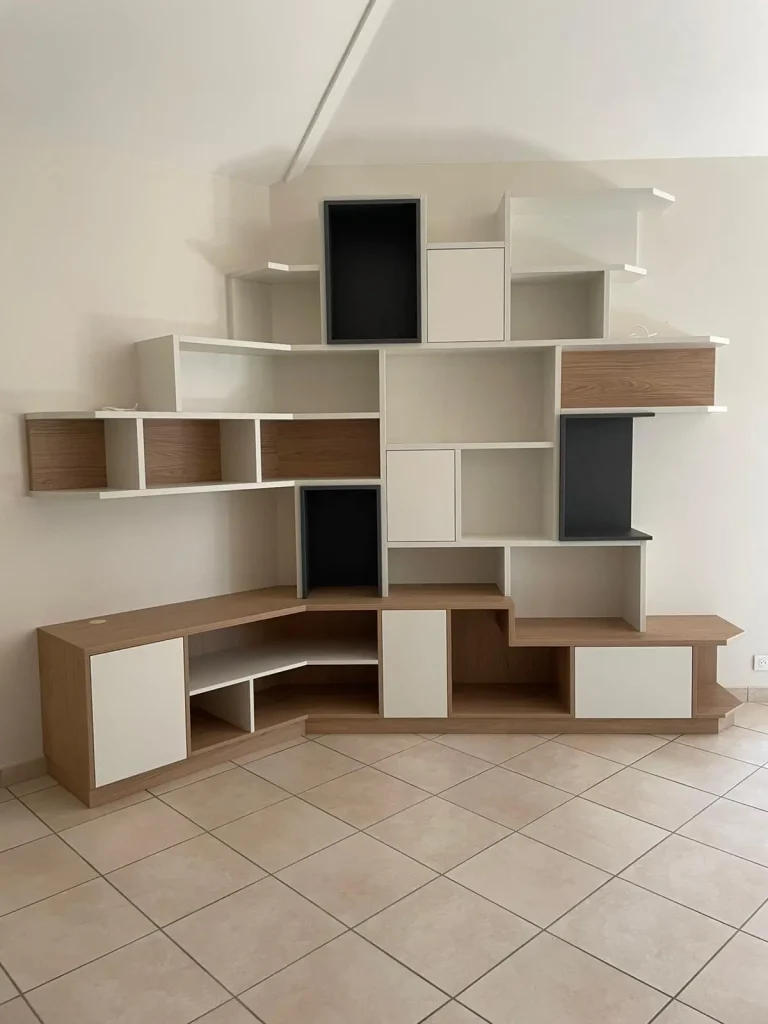 bibliothèque d'angle avec niches