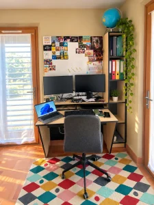 Bureau d’angle sur-mesure en bois clair avec tablette rabattable et panneau d’affichage