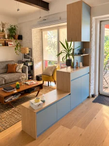 Meuble d’entrée double face sur-mesure avec rangements et tasseaux en chêne côté salon