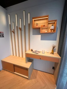 Meuble d’entrée sur-mesure Bois et Terracotta avec banc, porte manteau lumineux et console